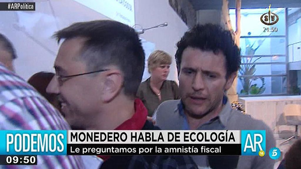 Juan Carlos Monedero huye de Miguel Rabaneda tras un acto de ecología