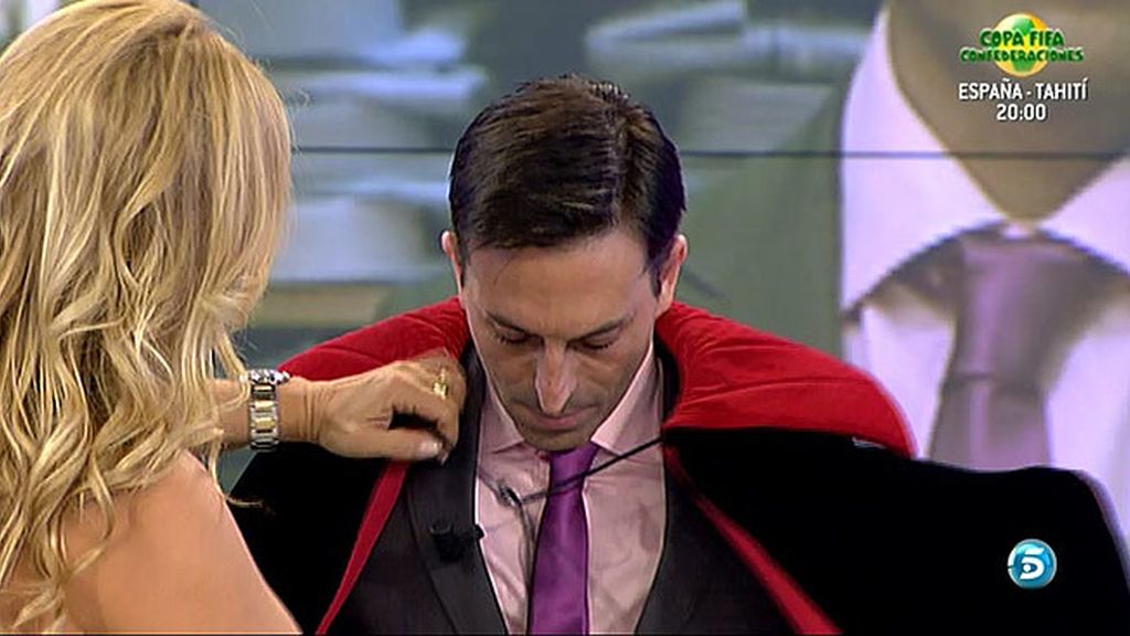 Cristina Tárrega cambia el look de Pedro, desde su vestuario hasta su bronceado