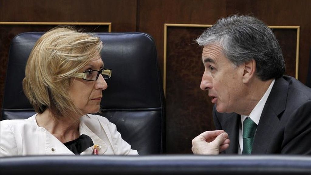 El ministro de la Presidencia, Ramón Jáuregui, conversa con la diputada de UPyD, Rosa Díez, durante la sesión de control al Gobierno del pleno del Congreso de hoy. EFE El ministro de la Presidencia, Ramón Jáuregui, conversa con la diputada de UPyD, Rosa Díez, durante la sesión de control al Gobierno del pleno del Congreso de hoy. EFE