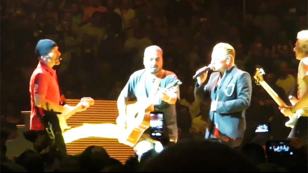 U2 invita a un fan a tocar la guitarra durante un concierto en Phoenix, Estados Unidos