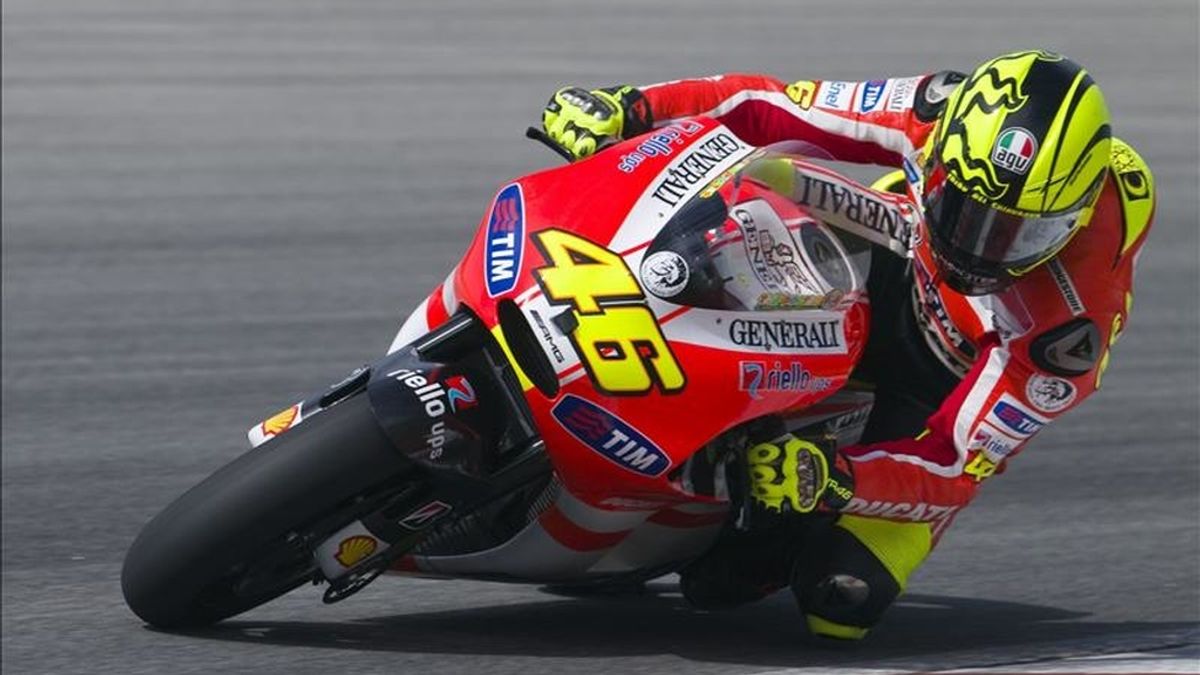 El piloto italiano de MotoGP Valentino Rossi del equipo Ducati Marlboro toma una curva durante una sesión de entrenamiento en el circuito internacional de Sepang, a las afueras de Kuala Lumpur (Malasia). EFE El piloto italiano de MotoGP Valentino Rossi del equipo Ducati Marlboro toma una curva durante una sesión de entrenamiento en el circuito internacional de Sepang, a las afueras de Kuala Lumpur (Malasia). EFE