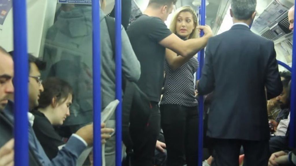 Esta es la reacción cuando un hombre intenta tocar a una mujer en el metro de Londres