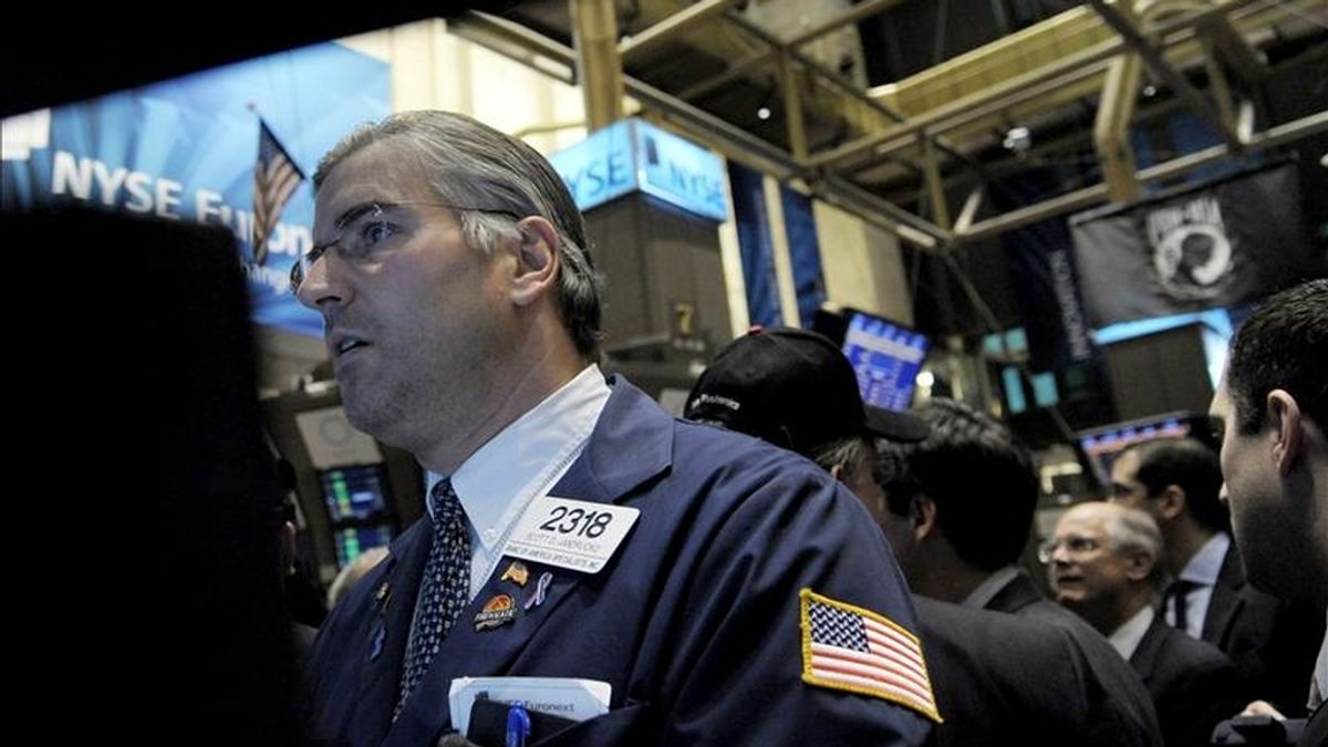 El Dow Jones subió hoy 1,81 unidades (0,02%) y cerró a 12.041,97 puntos tras debatirse entre las ganancias y las pérdidas durante buena parte de la sesión, mientras que tanto el selectivo S&P 500 como el índice compuesto del mercado tecnológico Nasdaq acabaron con pérdidas del 0,27% y del 0,04%, respectivamente. EFE El Dow Jones subió hoy 1,81 unidades (0,02%) y cerró a 12.041,97 puntos tras debatirse entre las ganancias y las pérdidas durante buena parte de la sesión, mientras que tanto el selectivo S&P 500 como el índice compuesto del mercado tecnológico Nasdaq acabaron con pérdidas del 0,27% y del 0,04%, respectivamente. EFE