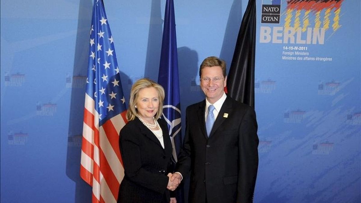 El ministro alemán de Asuntos Exteriores, Guido Westerwelle (d), posa con la secretaria de Estado de EEUU, Hillary Clinton, durante la segunda jornada de la cumbre de ministros de Asuntos Exteriores de la OTAN celebrada en Berlín (Alemania), hoy, viernes 15 de abril de 2011. EFE
