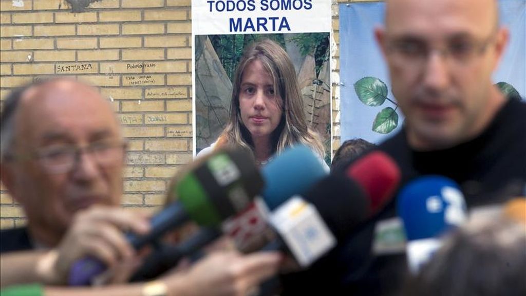 José Antonio Casanueva (i) y Javier Casanueva, abuelo y tío de Marta del Castillo, haciendo unas declaraciones a la prensa tras serles notificada la sentencia contra el menor apodado "el Cuco", juzgado por la violación y muerte de la joven. EFE/Archivo José Antonio Casanueva (i) y Javier Casanueva, abuelo y tío de Marta del Castillo, haciendo unas declaraciones a la prensa tras serles notificada la sentencia contra el menor apodado "el Cuco", juzgado por la violación y muerte de la joven. EFE/Archivo