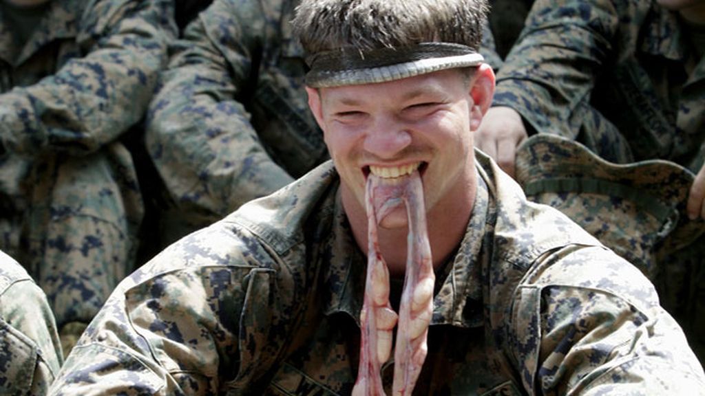 Beber sangre de cobra como entrenamiento militar de supervivencia