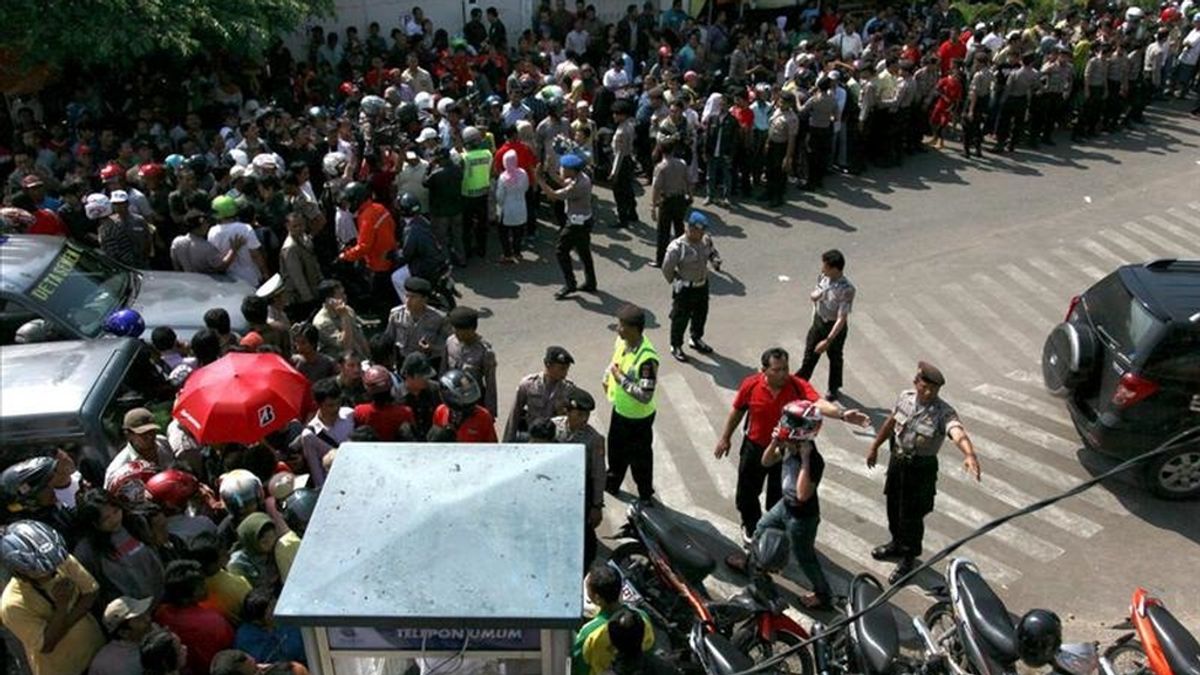 Policías indonesios despejan la zona cerca de la explosión de la bomba en Ciberon, la provincia de Java Oriental, Indonesia. EFE