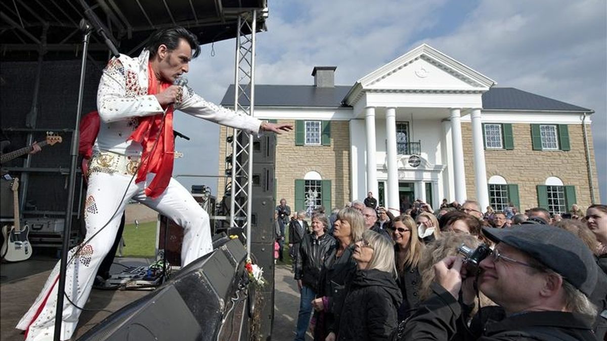 Henrik Busborg (i), un imitador del cantante estadounidense Elvis Presley, actúa durante la inauguración de "Graceland Randers", una réplica de la mítica casa del "rey del rock" en Memphis, en Randers, Dinamarca. EFE