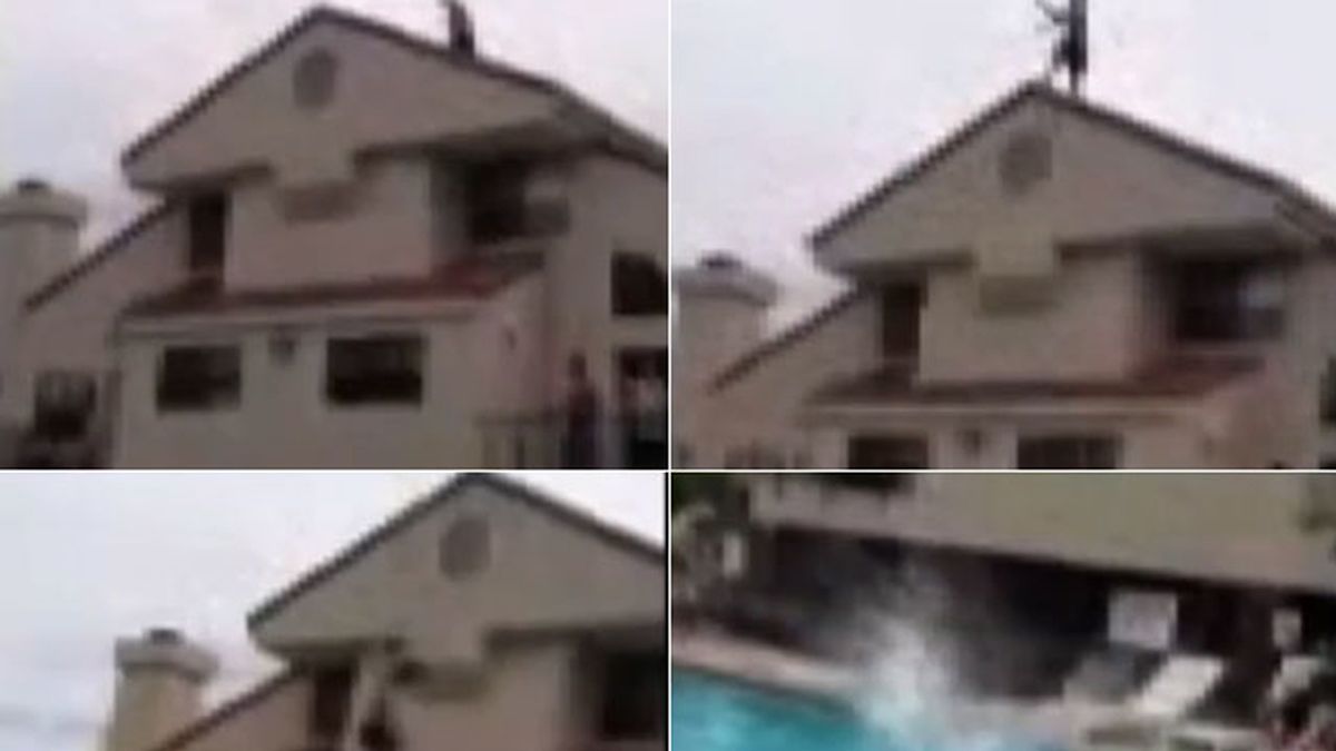 Choca contra el borde de la piscina al lanzarse desde el techo de una casa