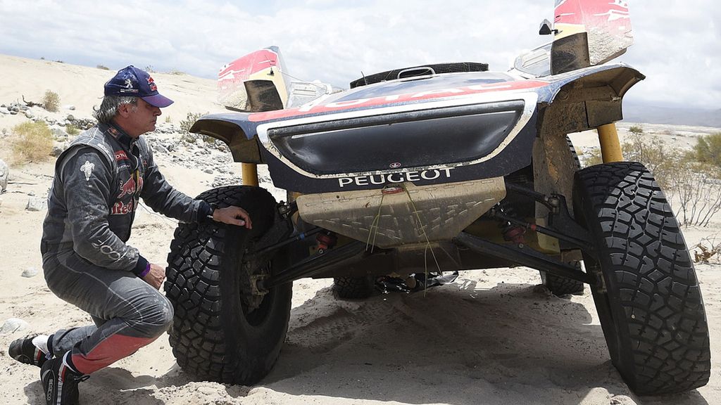 Carlos Sáinz explica los motivos de su abandono del Rally Dakar