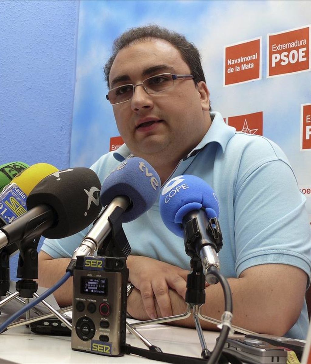 El senador socialista por la provincia de Cáceres y concejal electo de Navalmoral de la Mata, Lino González, durante la rueda de prensa que ha ofrecido hoy en la localidad extremeña, en la que ha asegurado que no tiene nada de lo que avergonzarse y que no se va a esconder. EFE