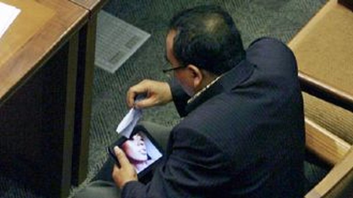 El militante del partido musulmán Prosperidad y Justicia en el momento en que miraba un vídeo porno en su tablet. Foto AP