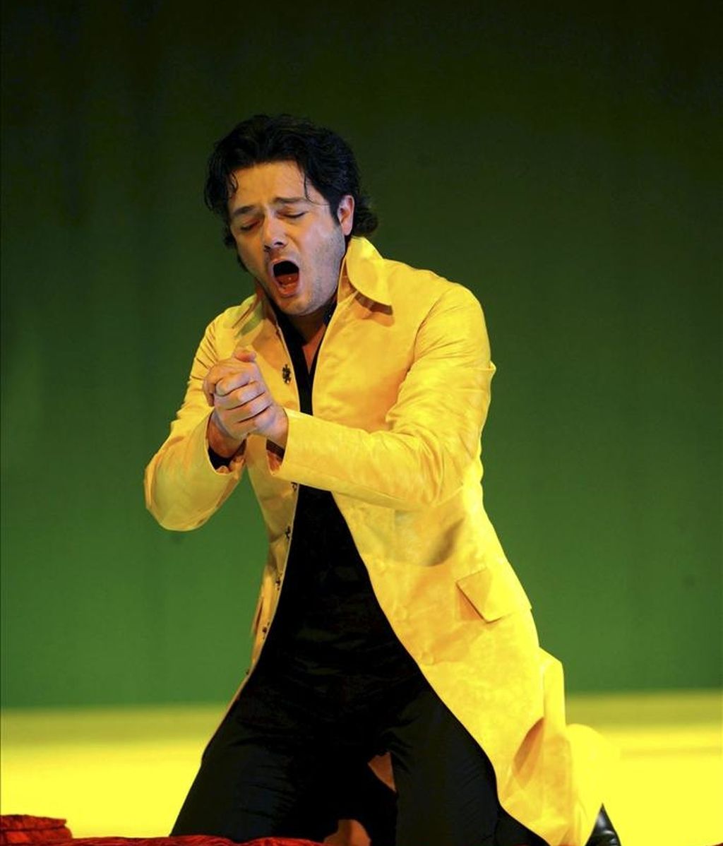 Fotografía facilitada por la Opera de Lyon del tenor mexicano Rolando Villazó, quien sorprendió anoche en su debut como director de escena con una ópera "Werther", de Massenet, en la que se atrevió a caracterizar a varios personajes como payasos. EFE Fotografía facilitada por la Opera de Lyon del tenor mexicano Rolando Villazó, quien sorprendió anoche en su debut como director de escena con una ópera "Werther", de Massenet, en la que se atrevió a caracterizar a varios personajes como payasos. EFE