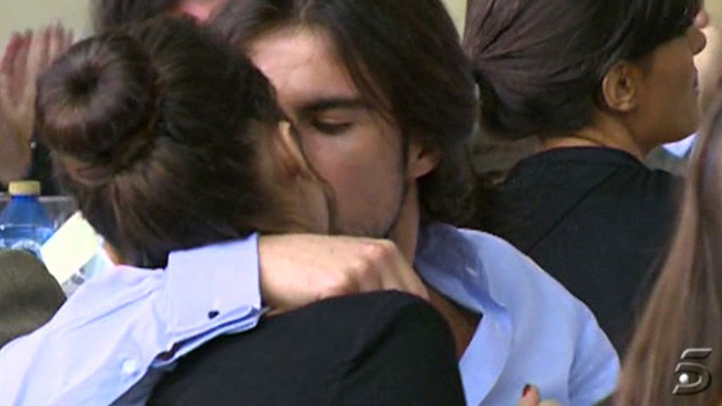 Confirmaron el noviazgo con un beso en públio