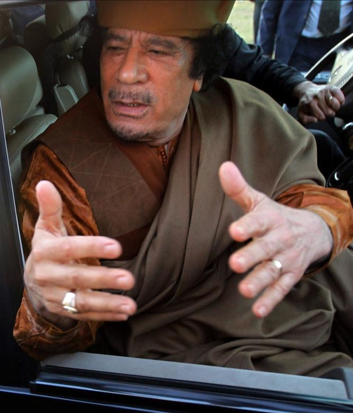 El líder libio, Muamar el Gadafi, habla desde un vehículo tras una reunión con la delegación de líderes de la Unión Africana el 10 de abril de 2011, en el complejo militar de Bab Al Azizia, en Trípoli (Libia). EFE/Archivo