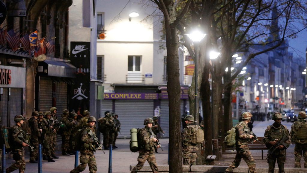 Varios terroristas siguen atrincherados en dos apartamentos de Saint-Denis