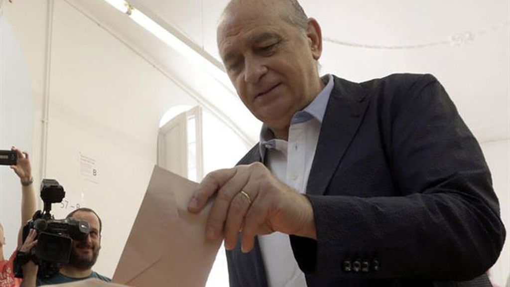 Fernández Díaz, increpado a su salida del colegio electoral