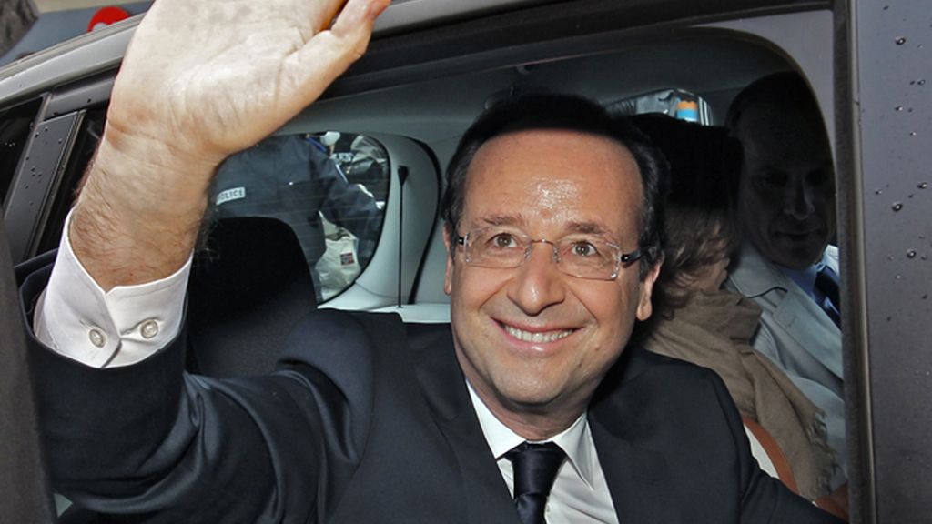 El candidato socialista François Hollande a la salida del colegio electoral