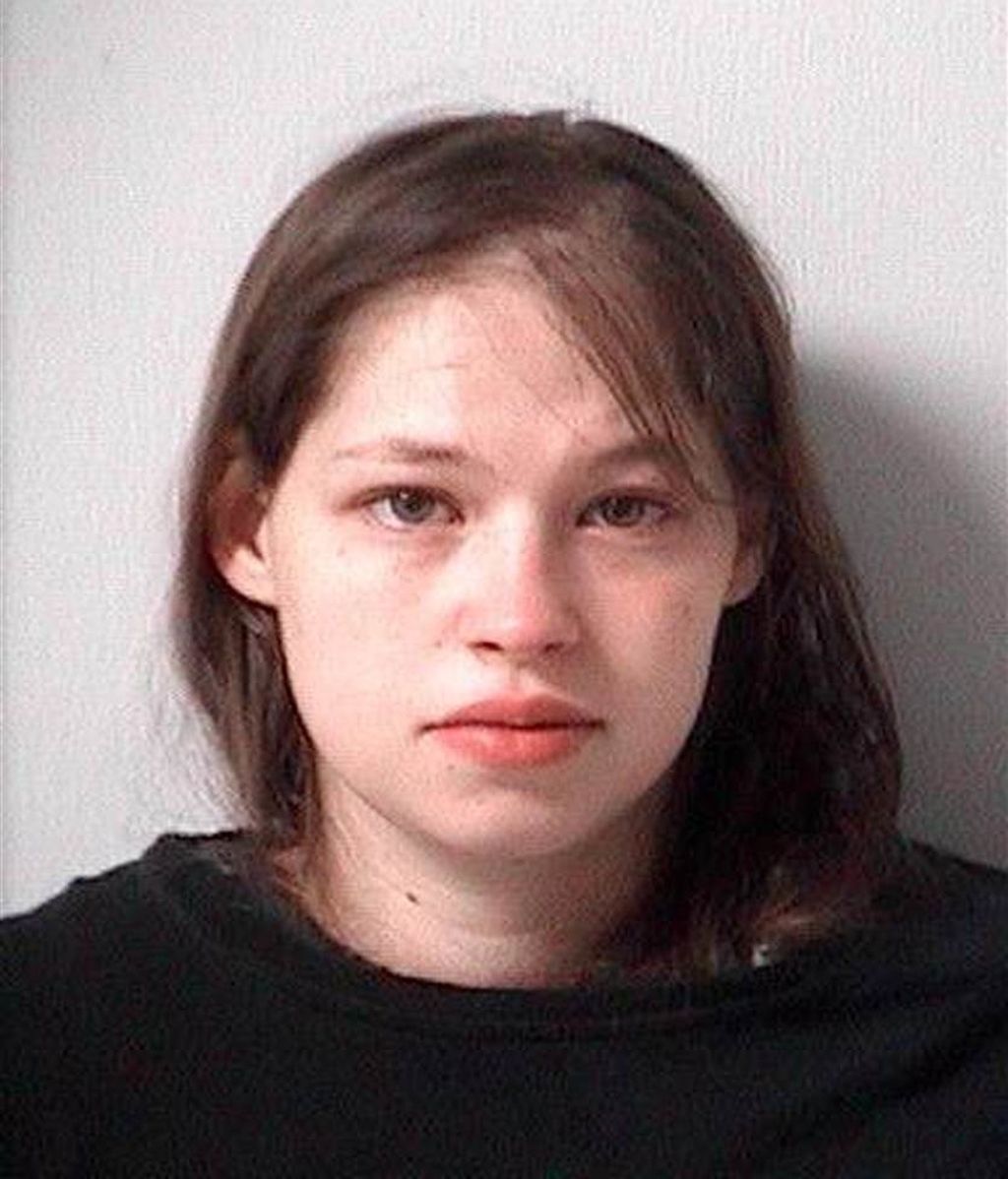 Una mujer asfixia a sus hijos para que su marido preste atención a su hija