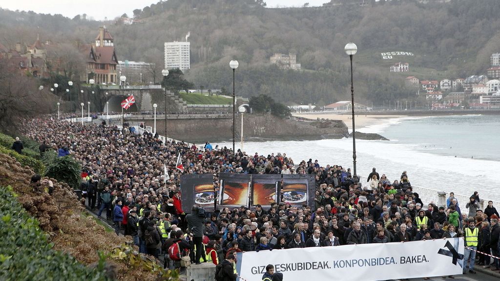 Miles de personas protestan en San Sebastián por la detención de los abogados de ETA