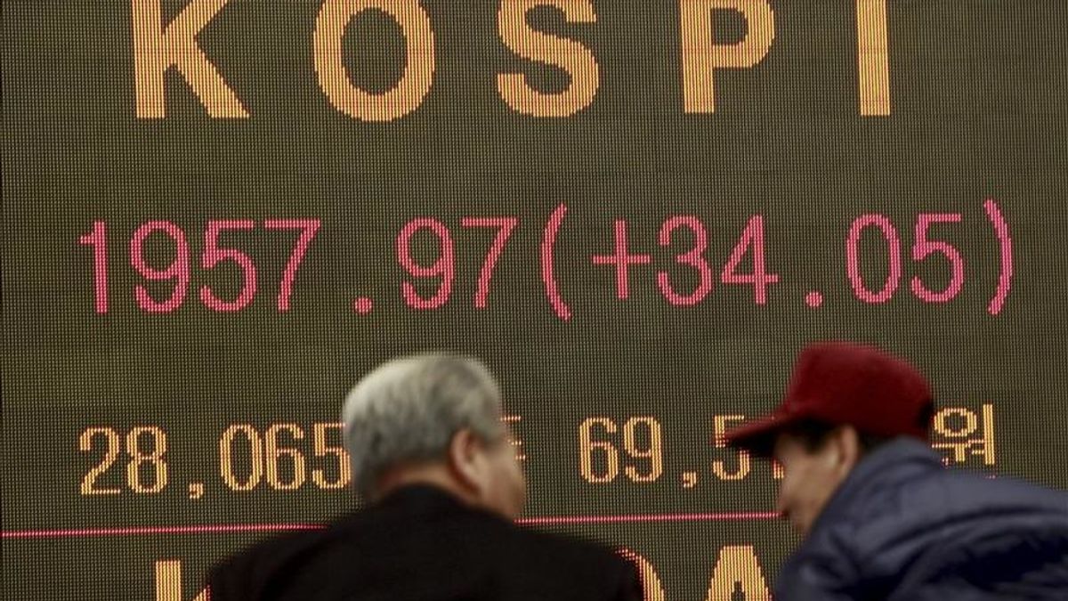 Inversores surcoreanos se detienen ante una pantalla con el cierre del índice Kospi, en Seúl. EFE/Archivo
