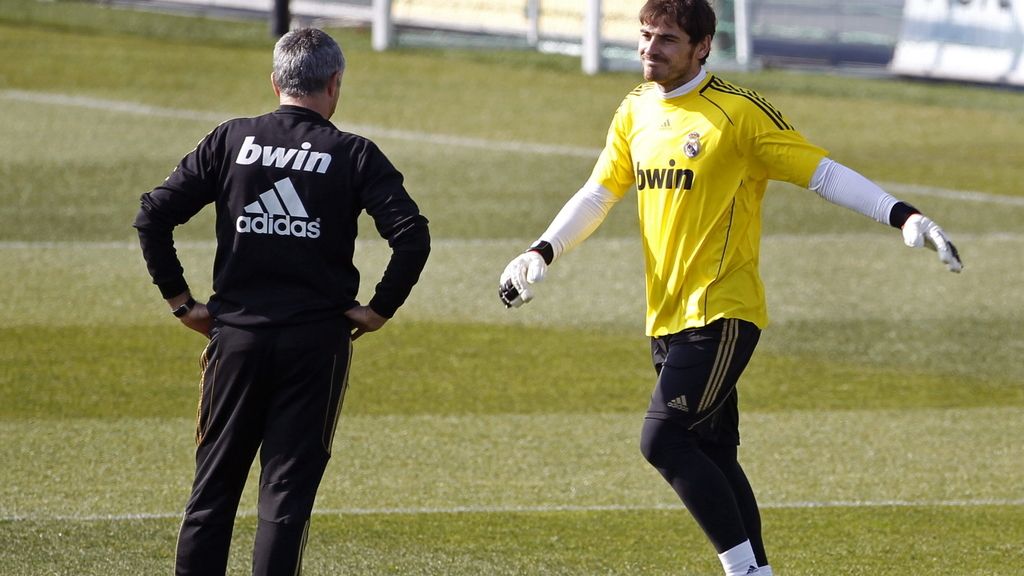 Jose Mourinho conversa con el guardameta Iker Casillas, durante el entrenamiento del Real Madrid en la Ciudad Deportiva