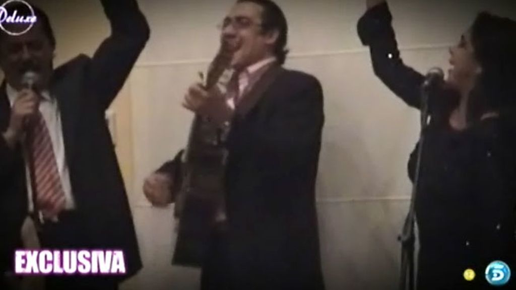 La pareja acude a una boda y la disfrutan bailando y cantando