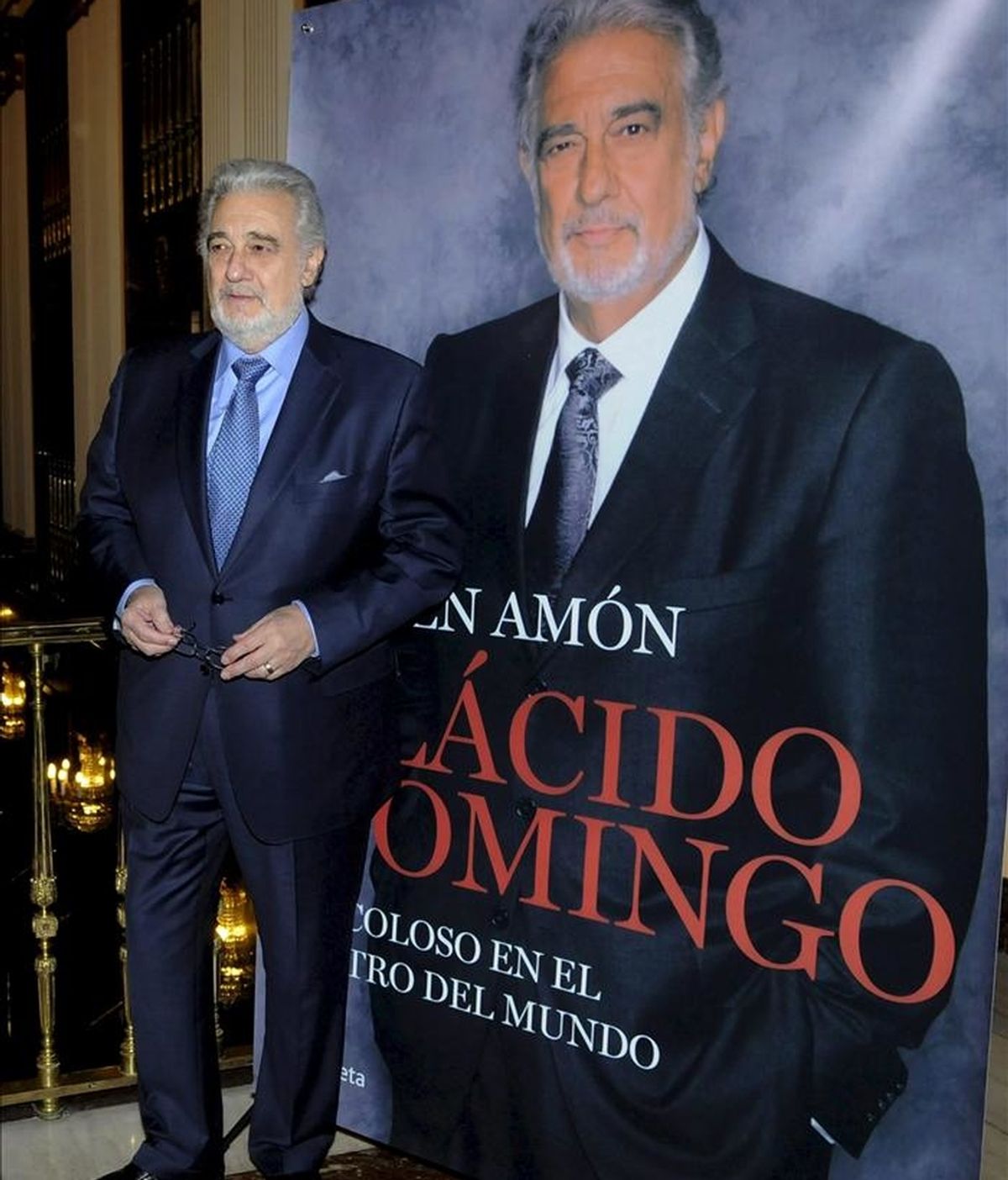 El tenor Plácido Domingo posó hoy durante el acto de presentación de su biografía, escrita por el periodista Rubén Amón, que tuvo lugar en el Teatro de la Zarzuela de Madrid. EFE