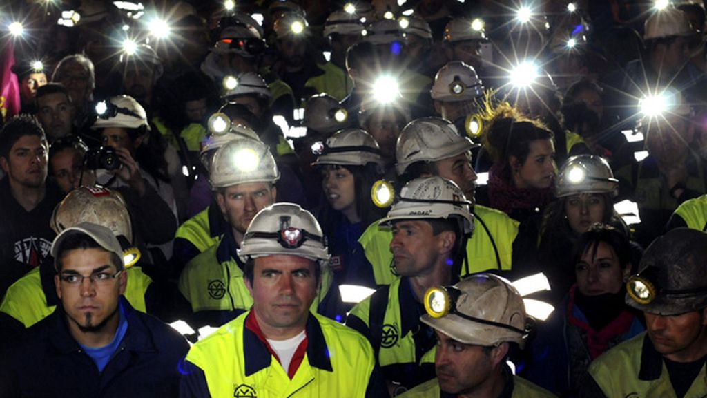 Las lámparas mineras vuelven a iluminar la noche de León