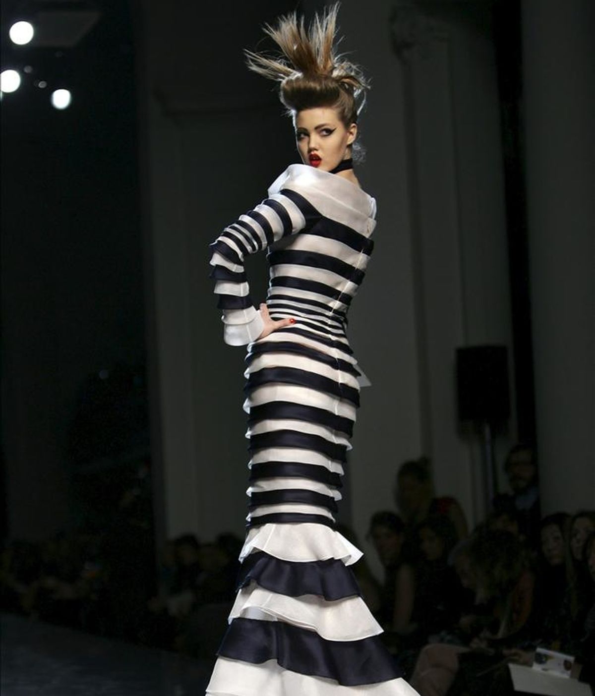 Una modelo desfilando con una creación primavera-verano 2011 del diseñador francés Jean Paul Gaultier durante la Semana de la Alta Costura de París el pasado enero. EFE