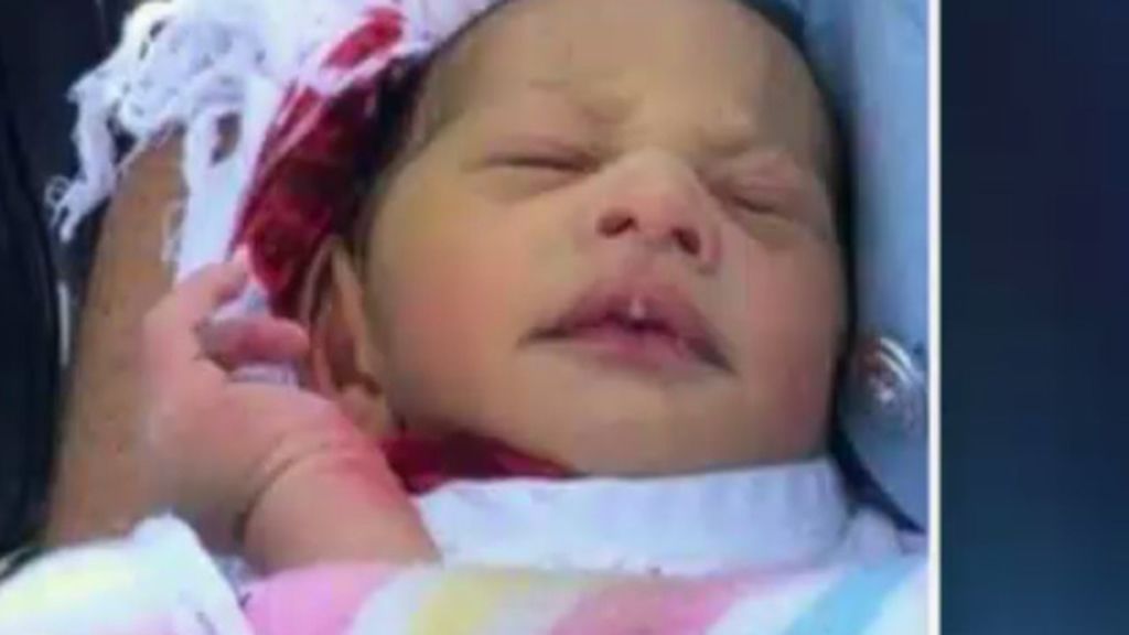 Un bebé recién nacido sobrevive varios días en una alcantarilla