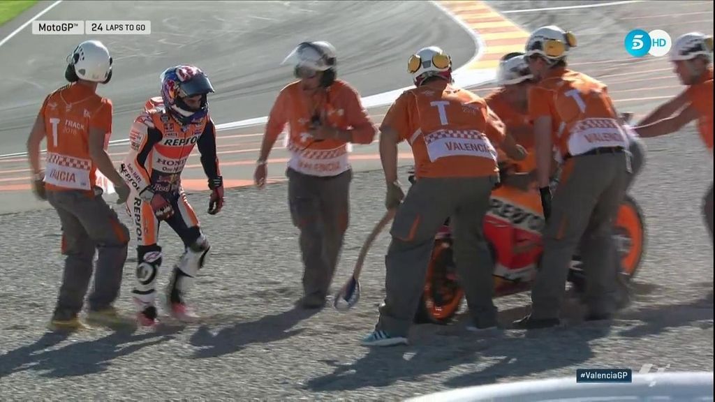 ¡Al suelo! Pedrosa se despide de la temporada con una caída