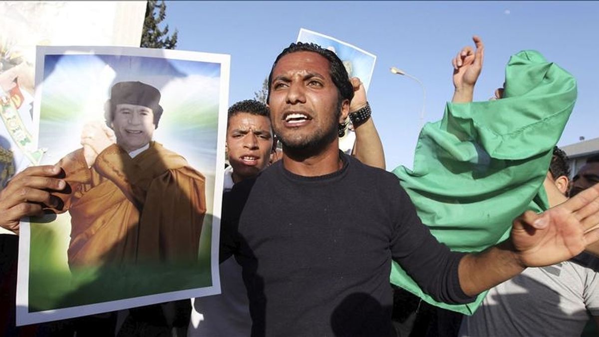 Libios afines al líder libio Muamar Gadafi se manifiestan tras el ataque aéreo de tropas de la OTAN sobre Trípoli, Libia. EFE
