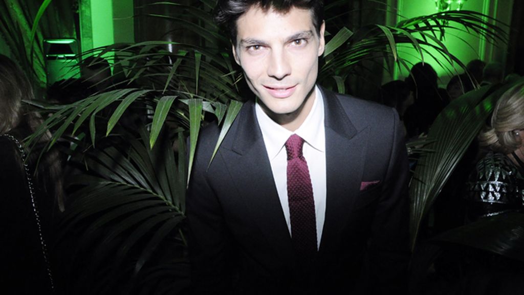 El modelo Javier de Miguel fue el encargado de entregar uno de los premios