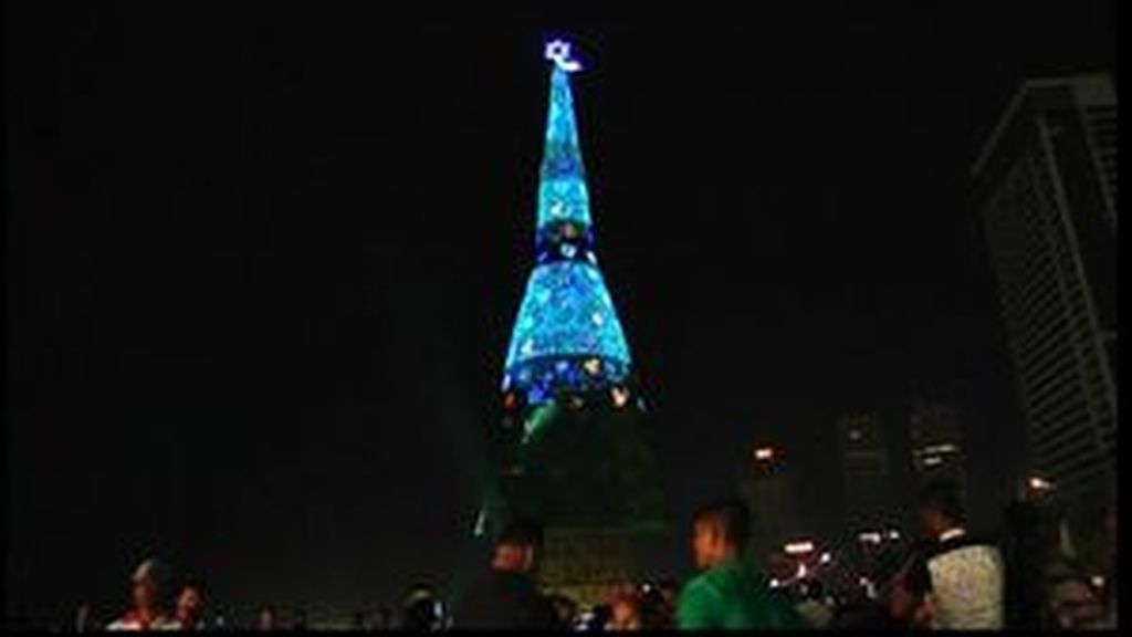 Sri Lanka presume del árbol de Navidad artificial más alto del mundo