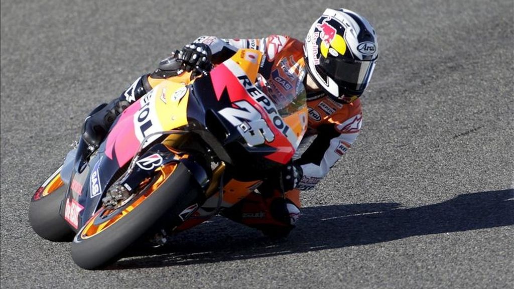 El piloto español de MotoGP Dani Pedrosa, del equipo Repsol Honda, en acción durante los entrenamientos libres de la categoría, el 1 de abril de 2011, en el circuito de Jerez (Cádiz), donde mañana se disputará el Gran Premio de España. EFE