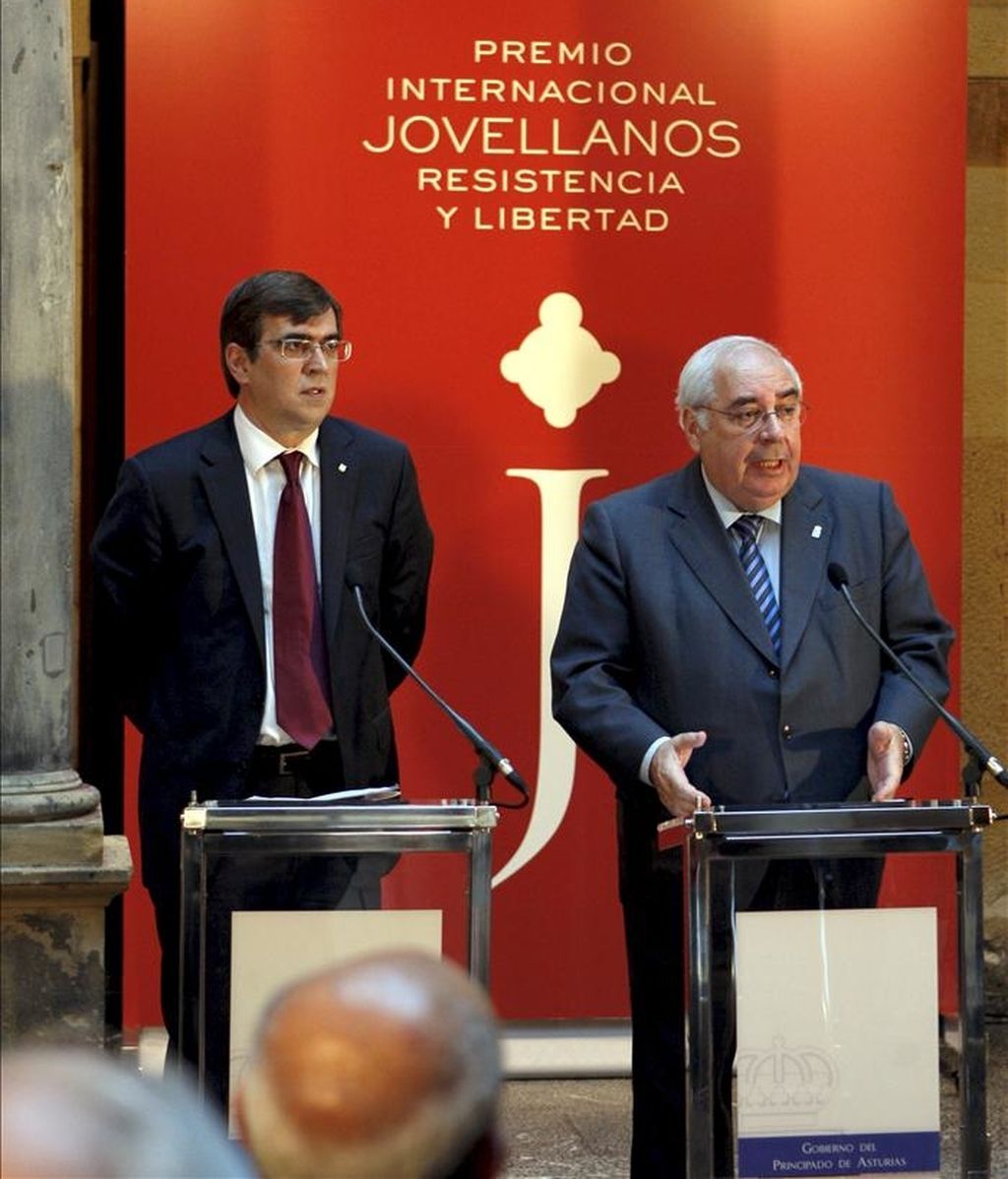 Los presidentes del Principado de Asturias, Vicente Álvarez Areces (d), y de Baleares, Francesc Antich (i), durante la rueda de prensa con motivo de la entrega del II Premio Internacional Jovellanos "Resistencia y Libertad", concedido a Amnistía Internacional, hoy en Gijón. EFE