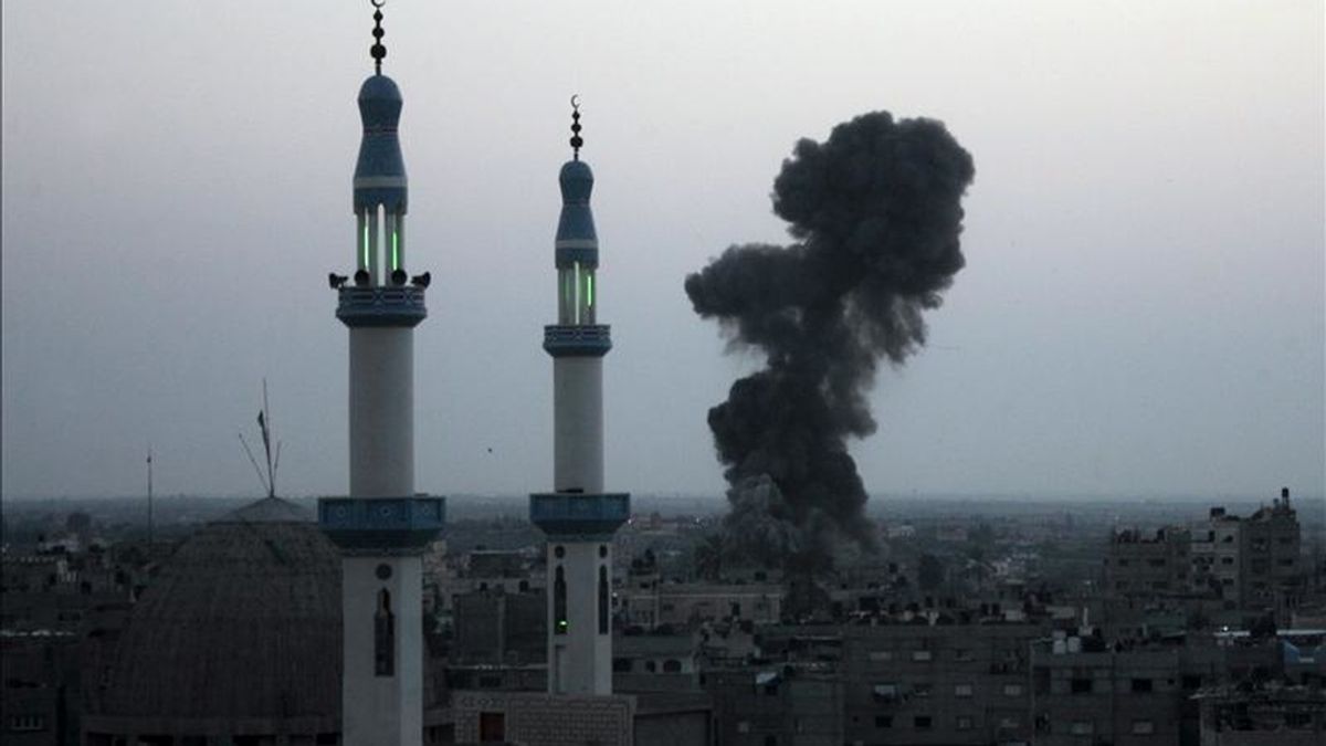 Una columna de humo se observa en Rafiah, sur de la Franja de Gaza. EFE