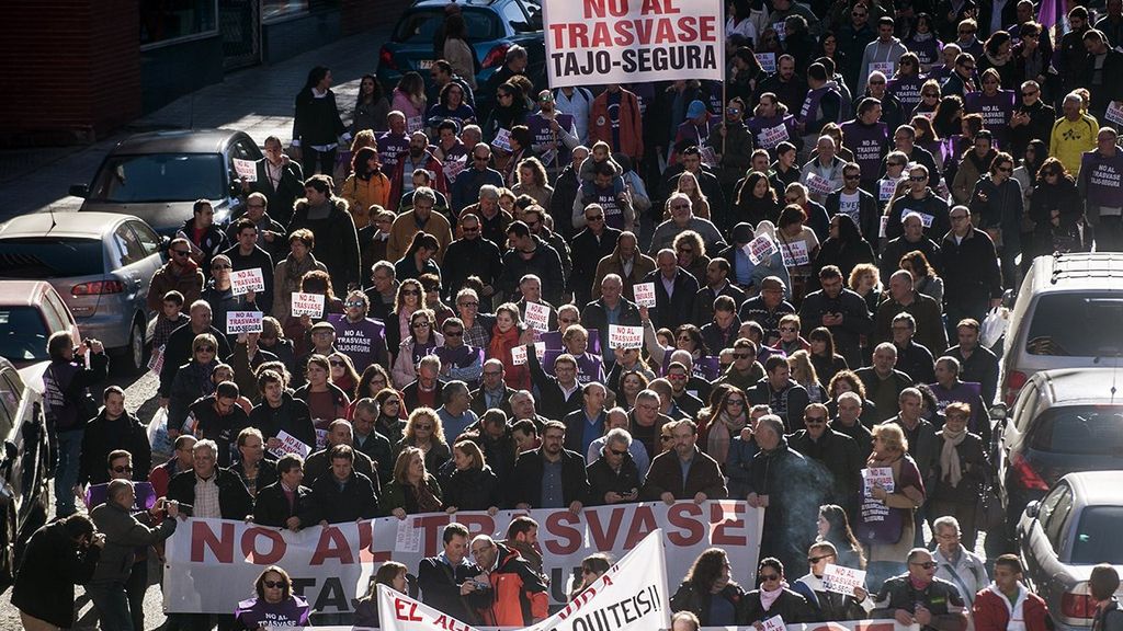 Miles de personas participan en la manifestación contra el trasvase Tajo-Segura