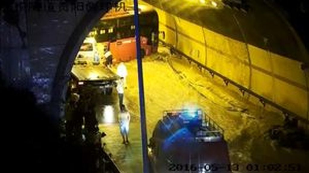 Rescatan en China a 44 personas atrapadas en un túnel inundado