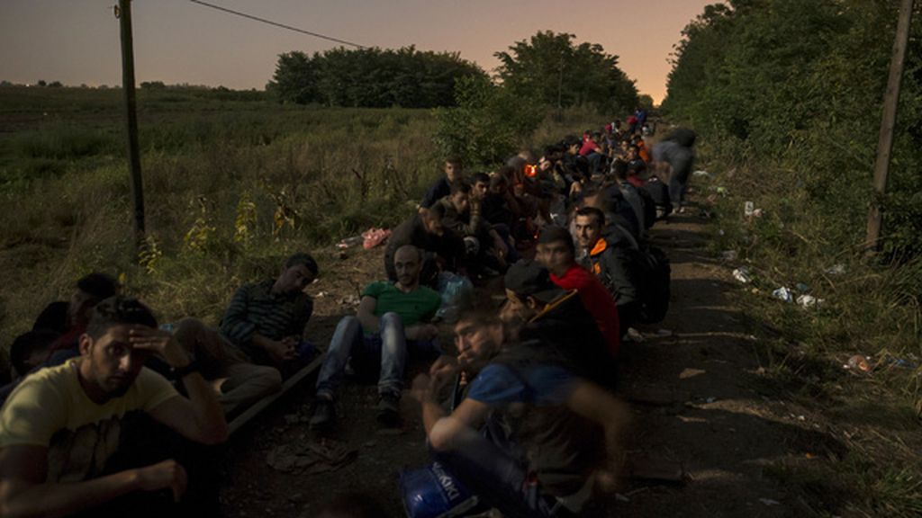 La policía húngara impide a los inmigrantes acceder a los trenes