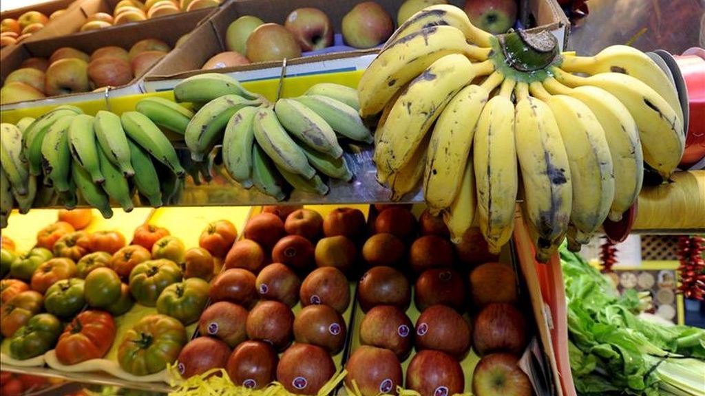 Platanos y manzanas en uno de los puestos del Mercado de Vegueta de Las Palmas de Gran Canaria. EFE/Archivo Platanos y manzanas en uno de los puestos del Mercado de Vegueta de Las Palmas de Gran Canaria. EFE/Archivo