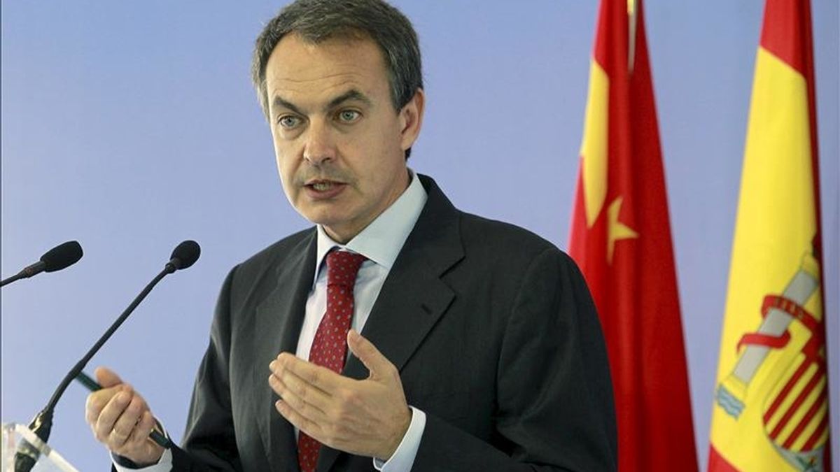El presidente del Gobierno, José Luis Rodríguez Zapatero, durante la rueda de prensa que ofrecio tras la reunión que mantuvo hoy con inversores chinos, en la residencia del embajador español en Pekín. EFE