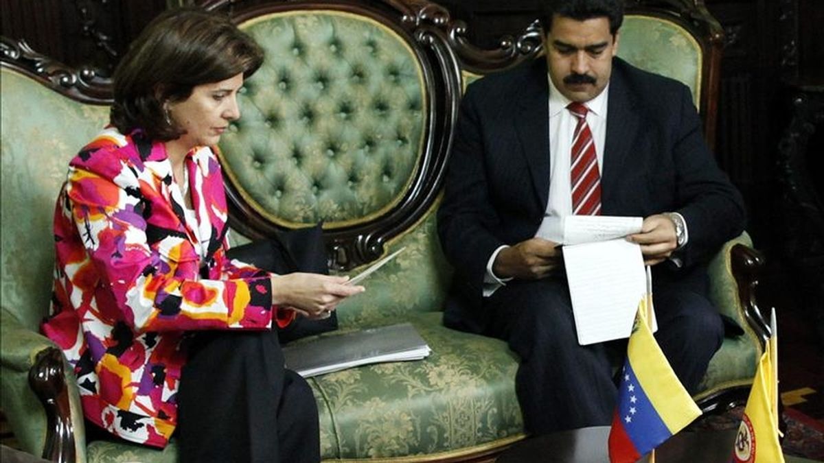 La canciller colombiana, María Angela Holguín (i), y su homólogo venezolano, Nicolás Maduro (d), revisan unos documentos en un encuentro en la sede de la Cancillería de Caracas (Venezuela). EFE La canciller colombiana, María Angela Holguín (i), y su homólogo venezolano, Nicolás Maduro (d), revisan unos documentos en un encuentro en la sede de la Cancillería de Caracas (Venezuela). EFE