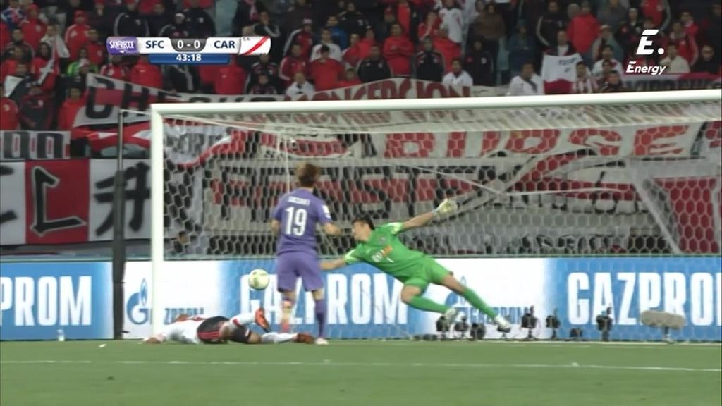 ¡Era fuera de juego pero... el portero japonés firma la parada del torneo! ¡Increíble!