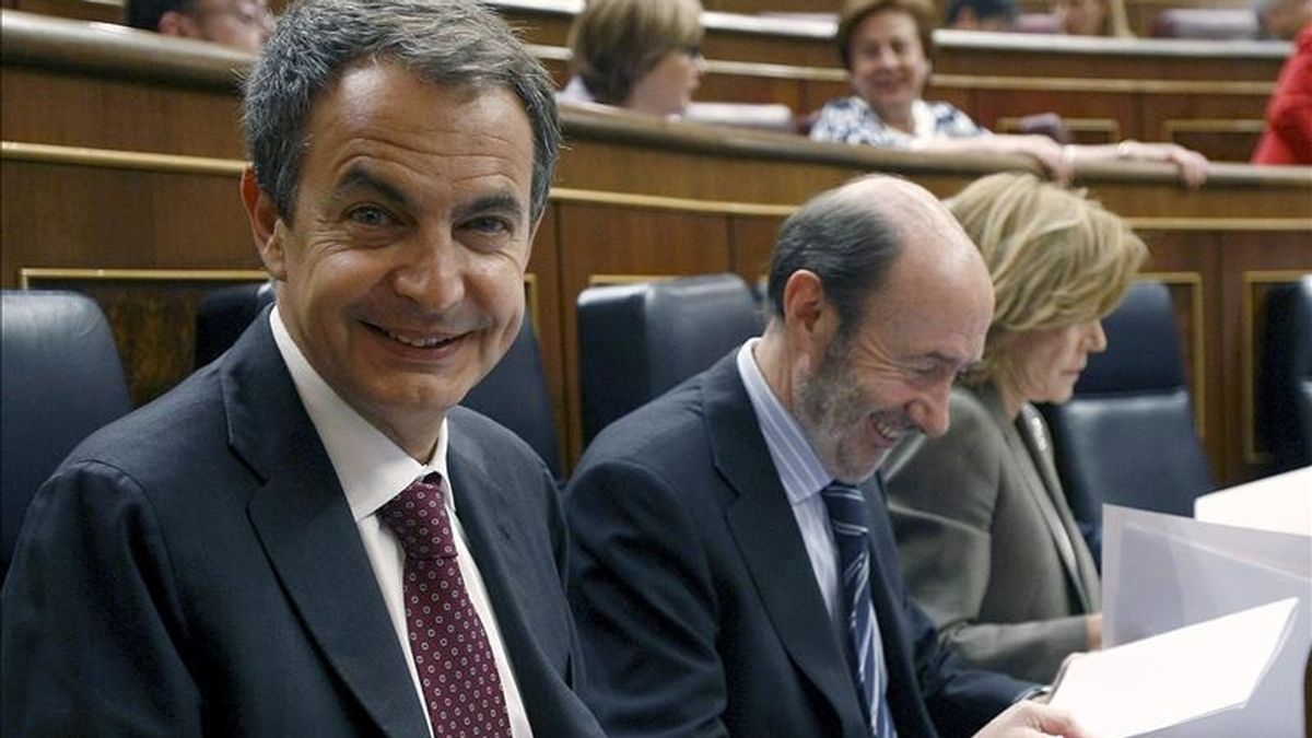 El presidente del Ejecutivo, José Luis Rodríguez Zapatero, junto a sus dos vicepresidentes, Alfredo Pérez Rubalcaba y Elena Salgado, durante la sesión de control al Gobierno del Pleno del Congreso. EFE