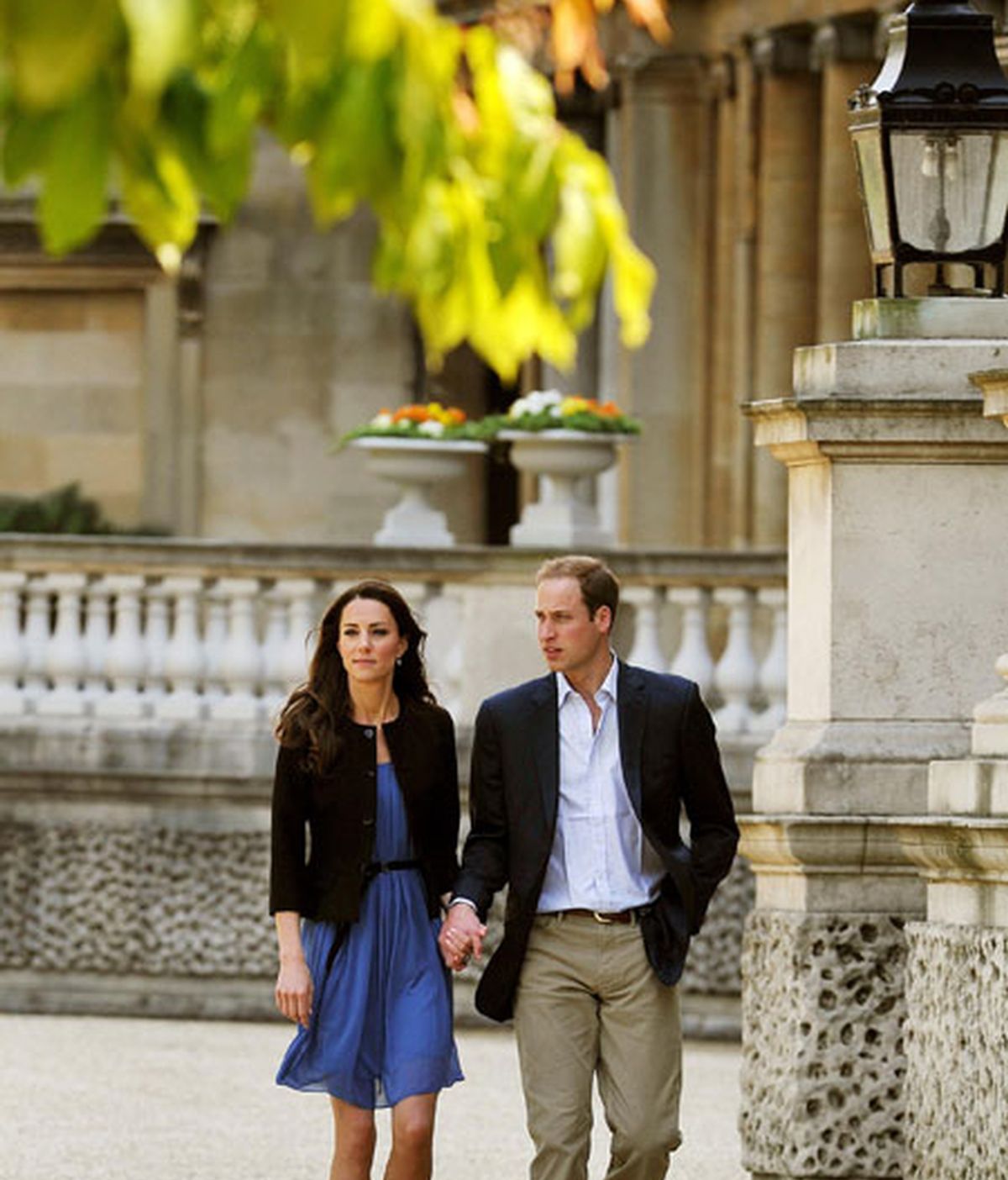 Los duques de Cambridge pasean cogidos de la mano el día después de su enlace. Foto: AP.