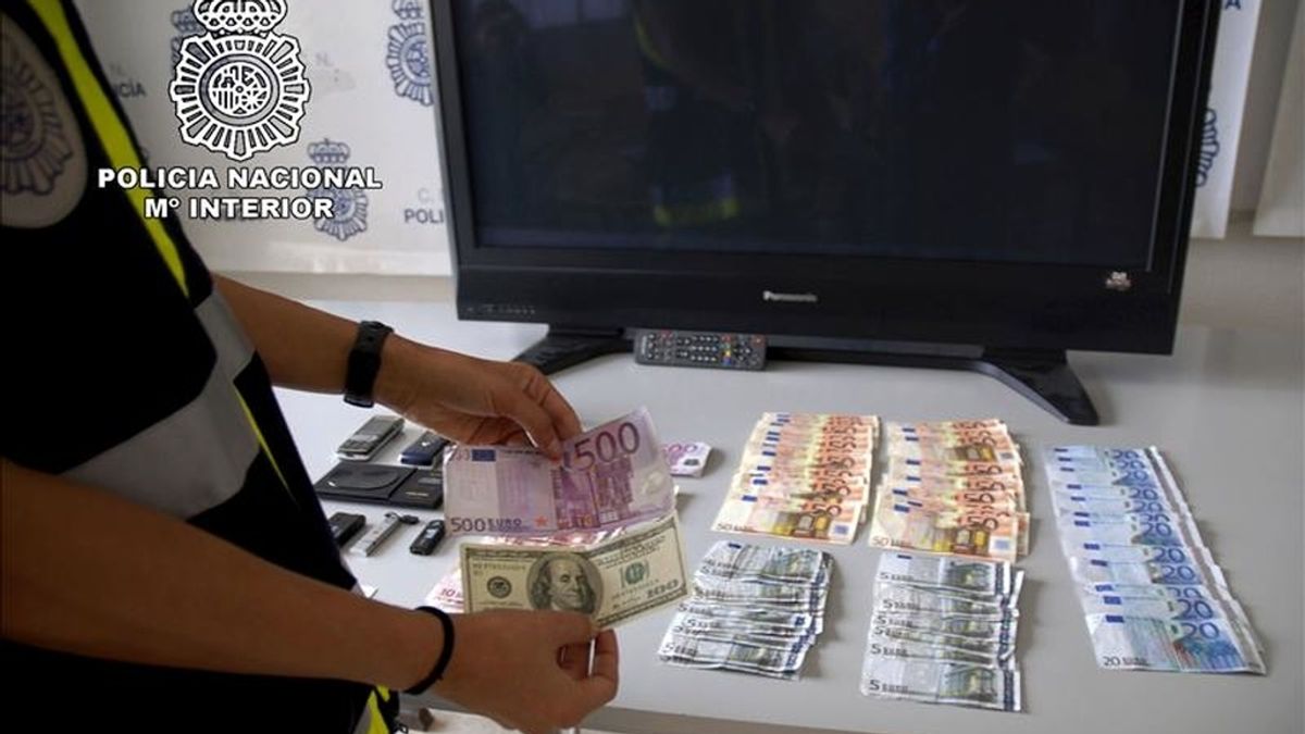 Dinero falso incautado por agentes de la Policía Nacional en una operación antidroga. EFE/Archivo