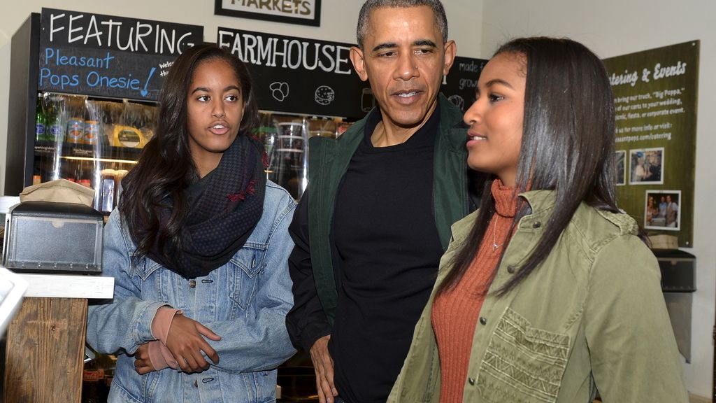 Obama y sus hijas, Malia y Sasha, 'a la caza de libros' en Washington
