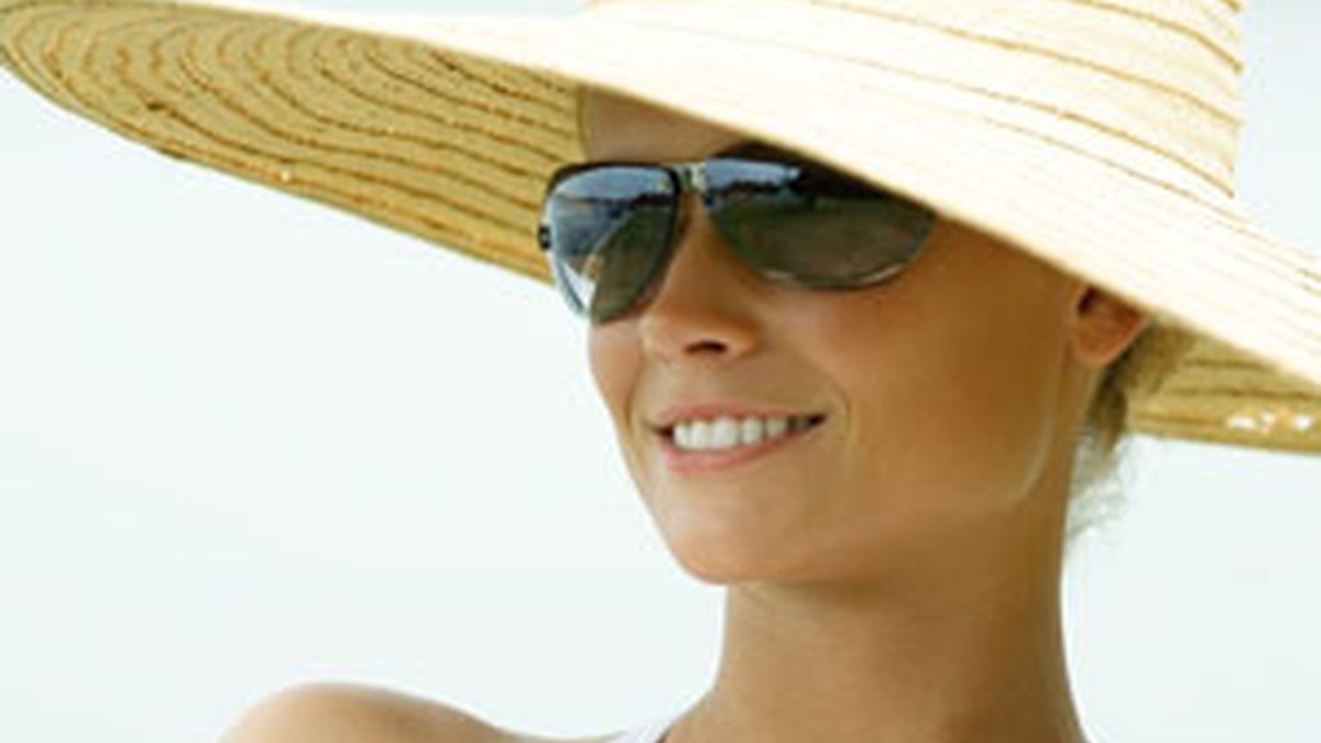 El uso de sombrero y gafas puede evitar problemas en la córnea y la retina FOTO: GTRES